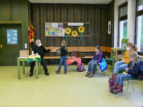 Symbolische Mantelteilung mit den Kommunionkindern (Foto: Karl-Franz Thiede)